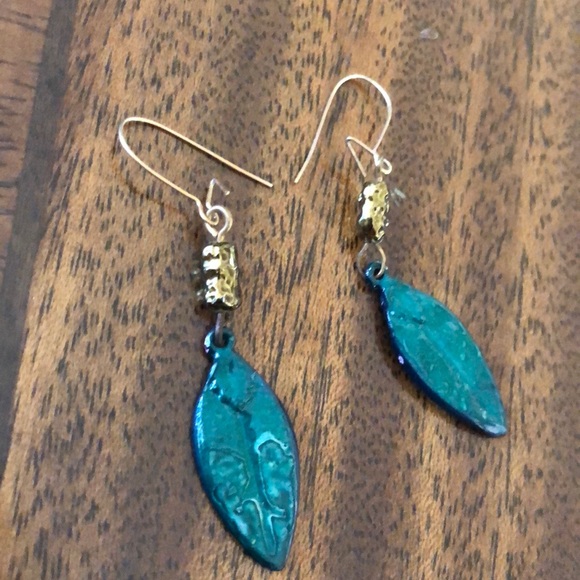 NWOT green closed lock french wire  dimensional leaf earrings - Picture 12 of 12